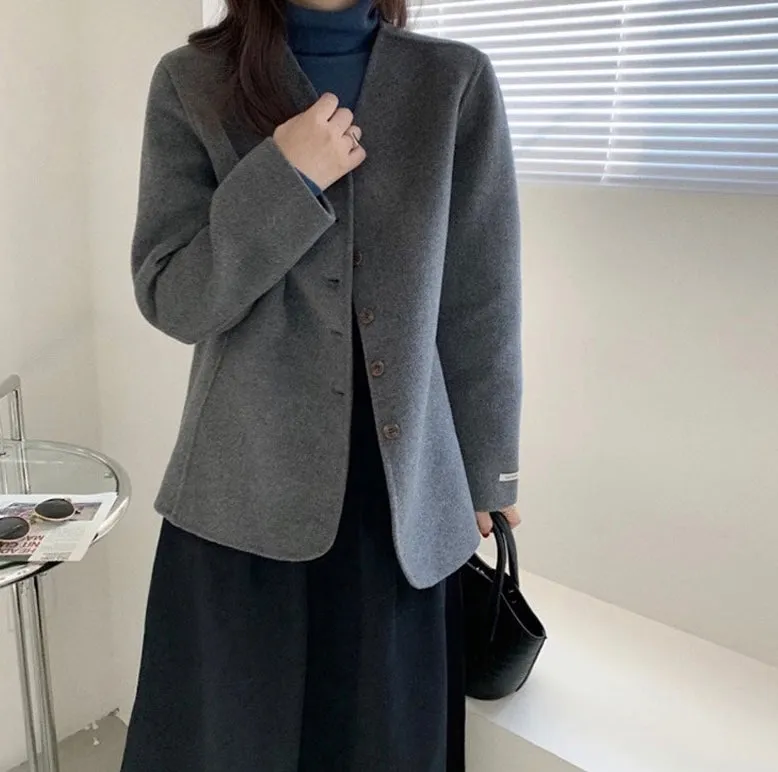 100% Virgin Wool Minimalist V-Neck Collarless Coat 🐏