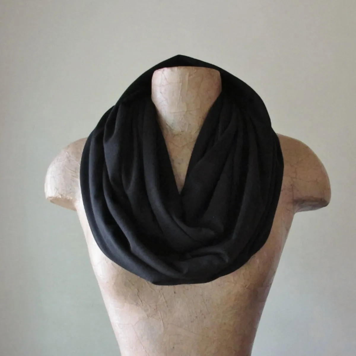 BASIC BLACK Infinity Scarf