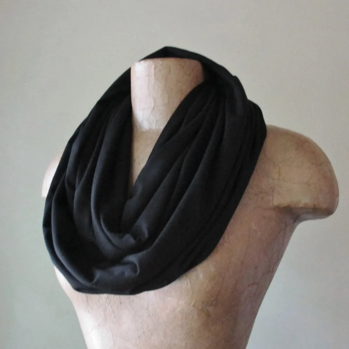 BASIC BLACK Infinity Scarf