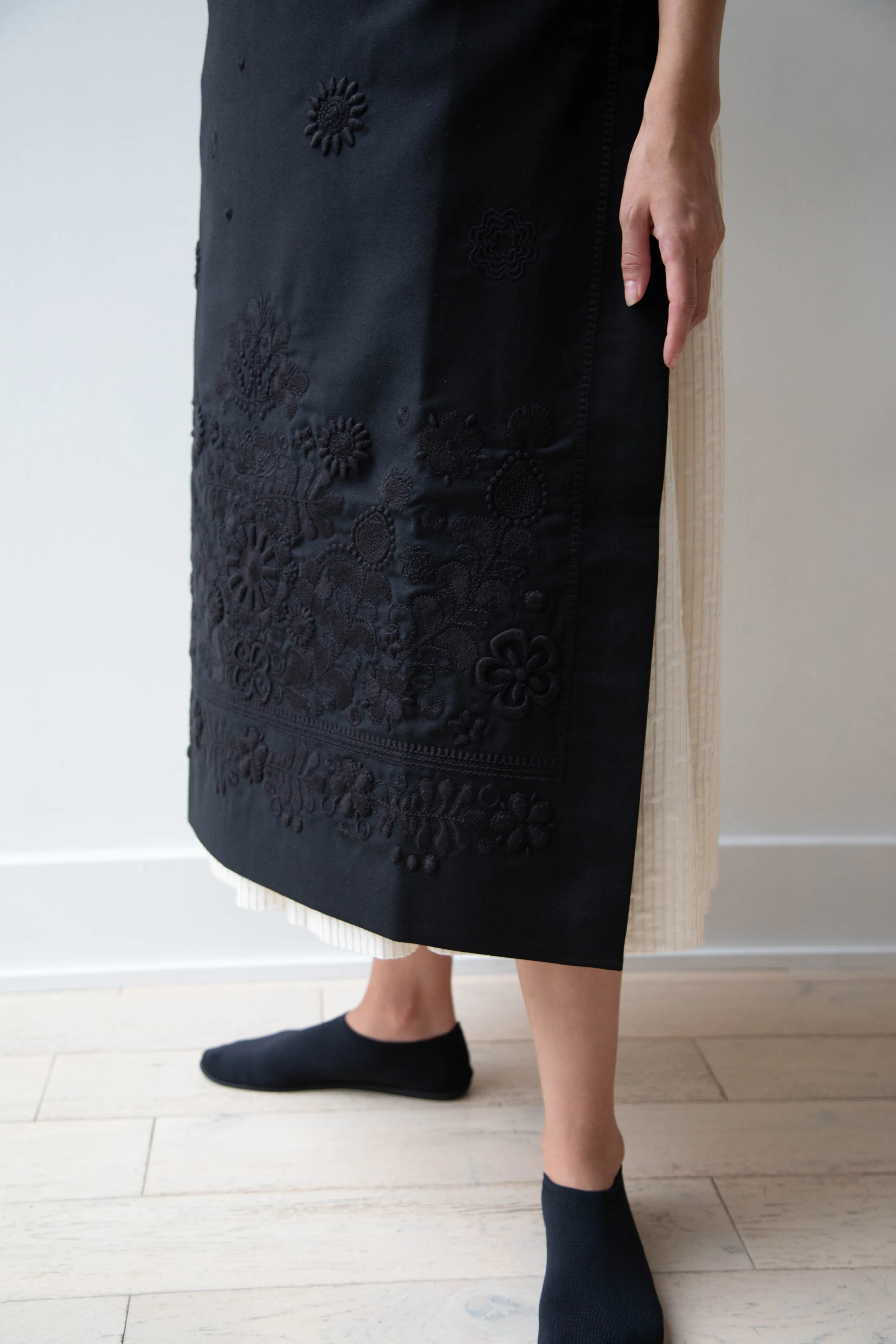 Delegan | Embroidered Plakhta in Black