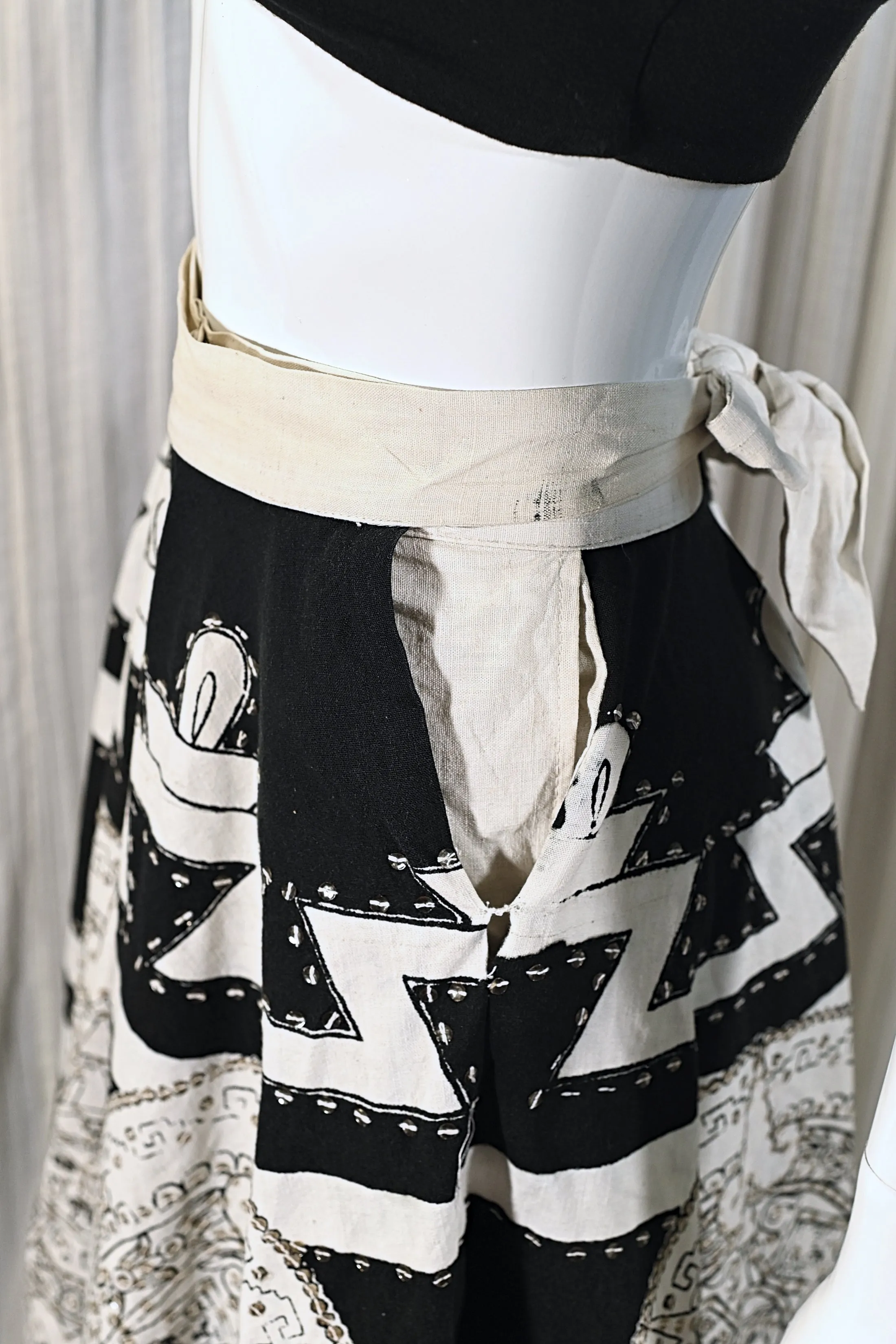 Gorgeous Vintage 50s Black/White Sequin Mexican Full Skirt, Creaciones Naitan Mexico, S