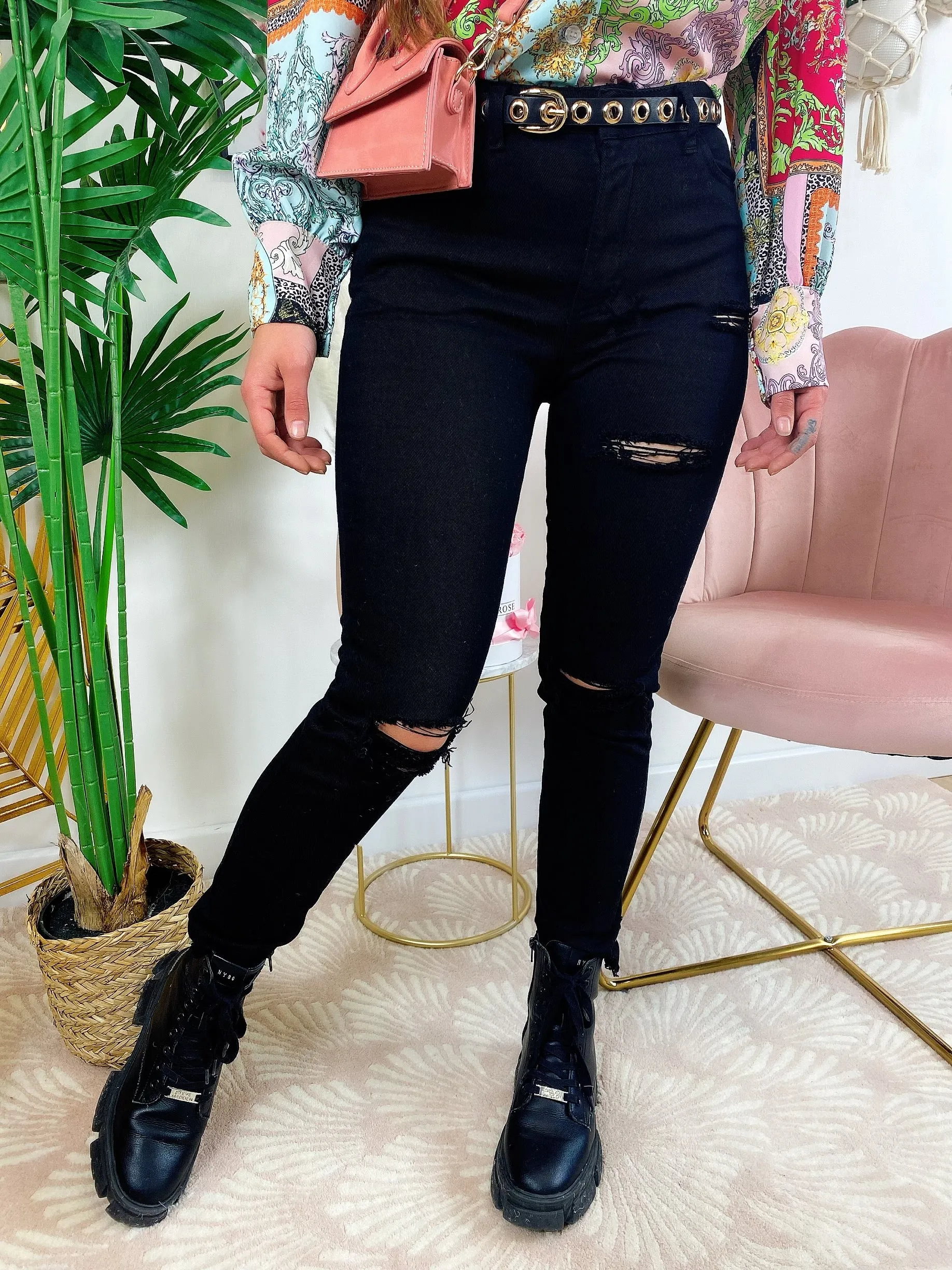 Jeans Nero con strappo sul lato B