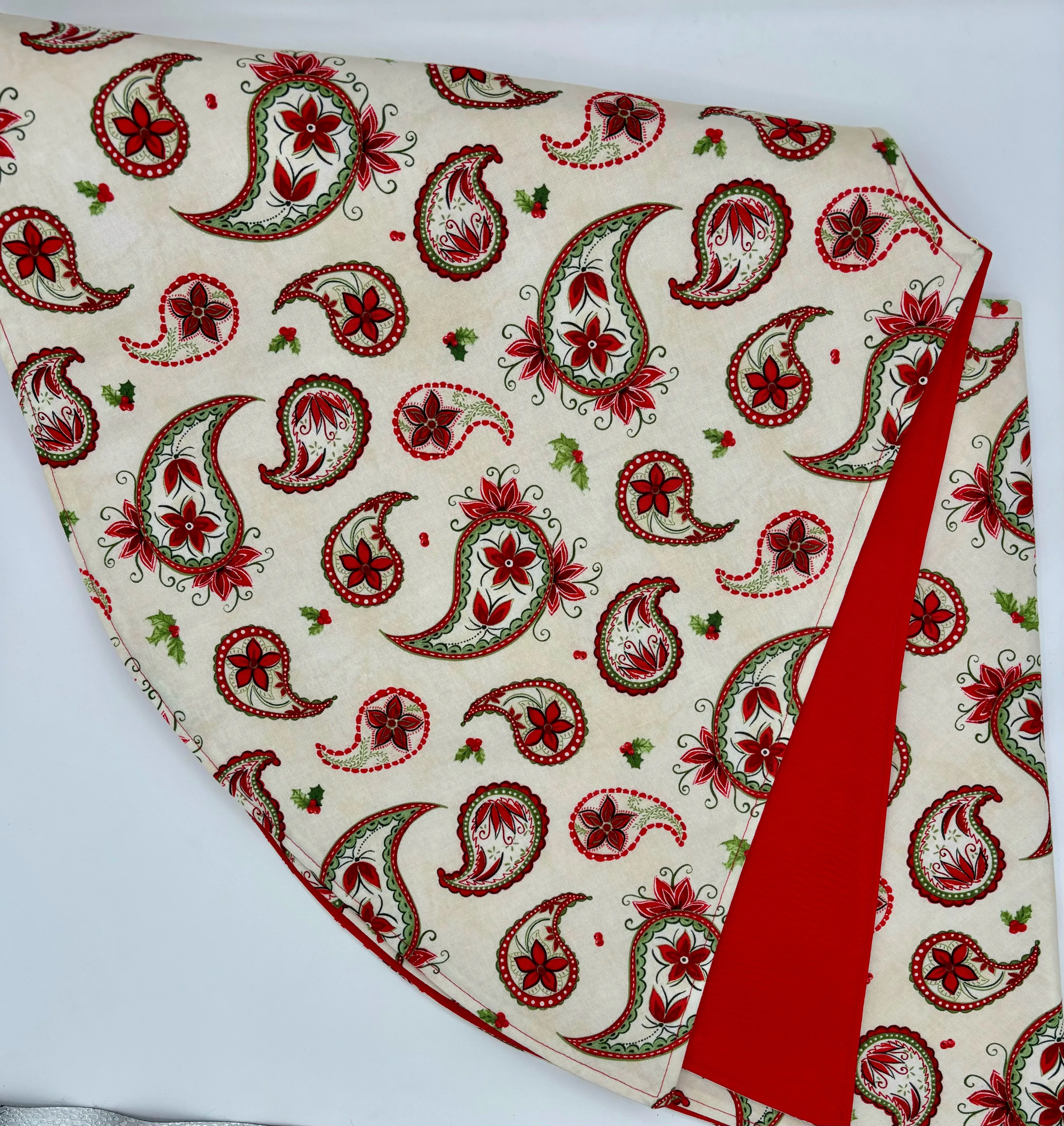 Red-Green Paisley on White Tree Skirt