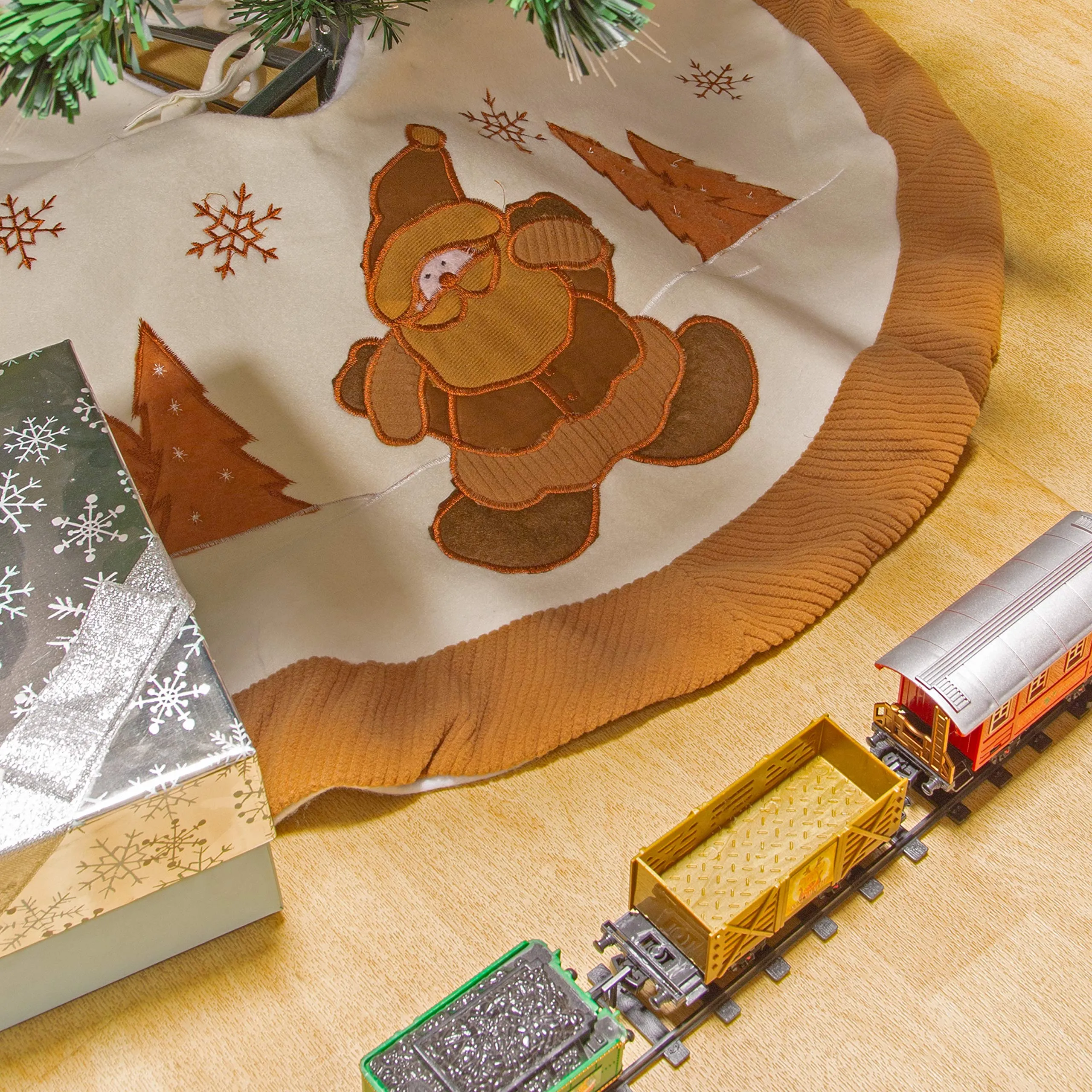 Woodland Tree Skirt White and Brown, 90cm in diameter